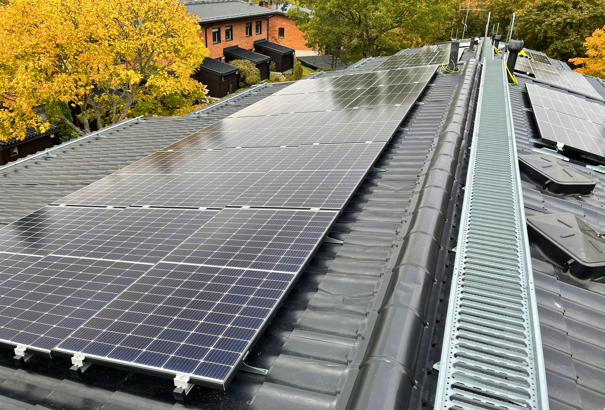 Aurinkosähkö- ja autonlatausasennukset